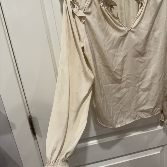 GAP Cream Ruffle V-Neck Blouse - Picture 4 of 5